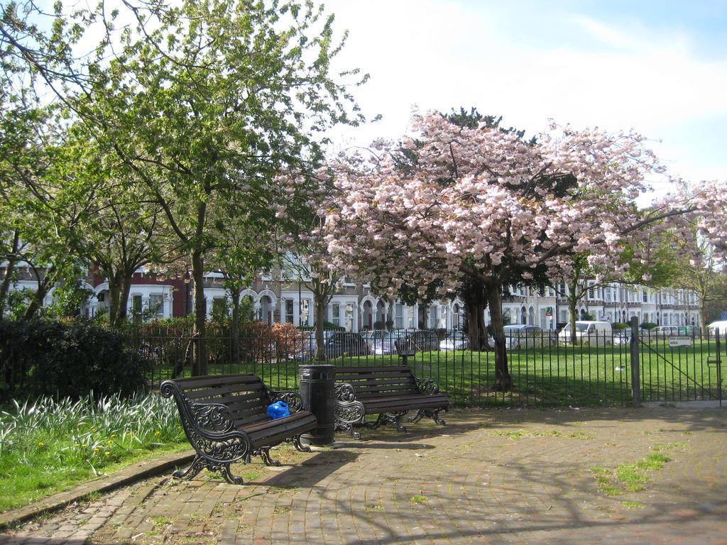 Holmewood Homestay London Exteriör bild
