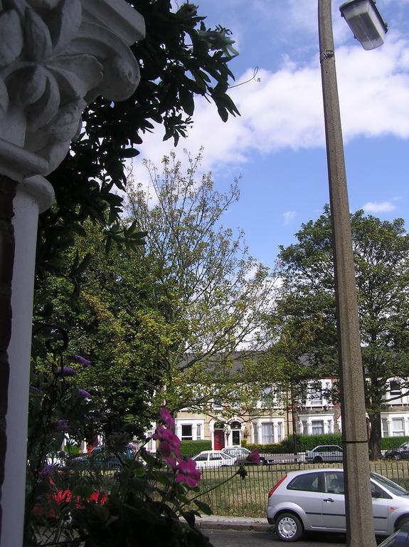 Holmewood Homestay London Exteriör bild